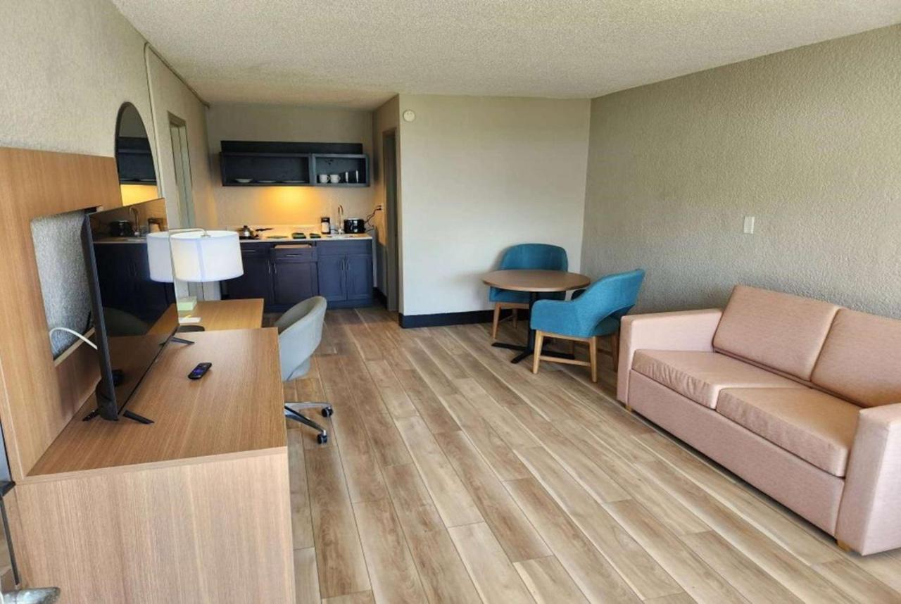 Days Inn & Suites By Wyndham Fort Pierce Midtown Exterior foto
