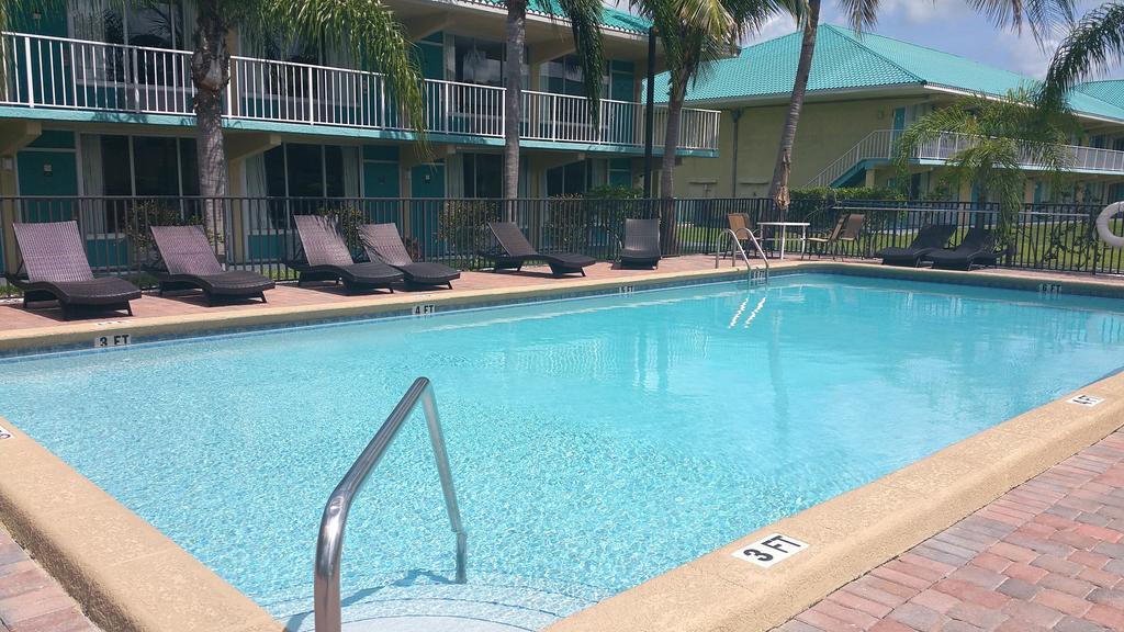Days Inn & Suites By Wyndham Fort Pierce Midtown Exterior foto