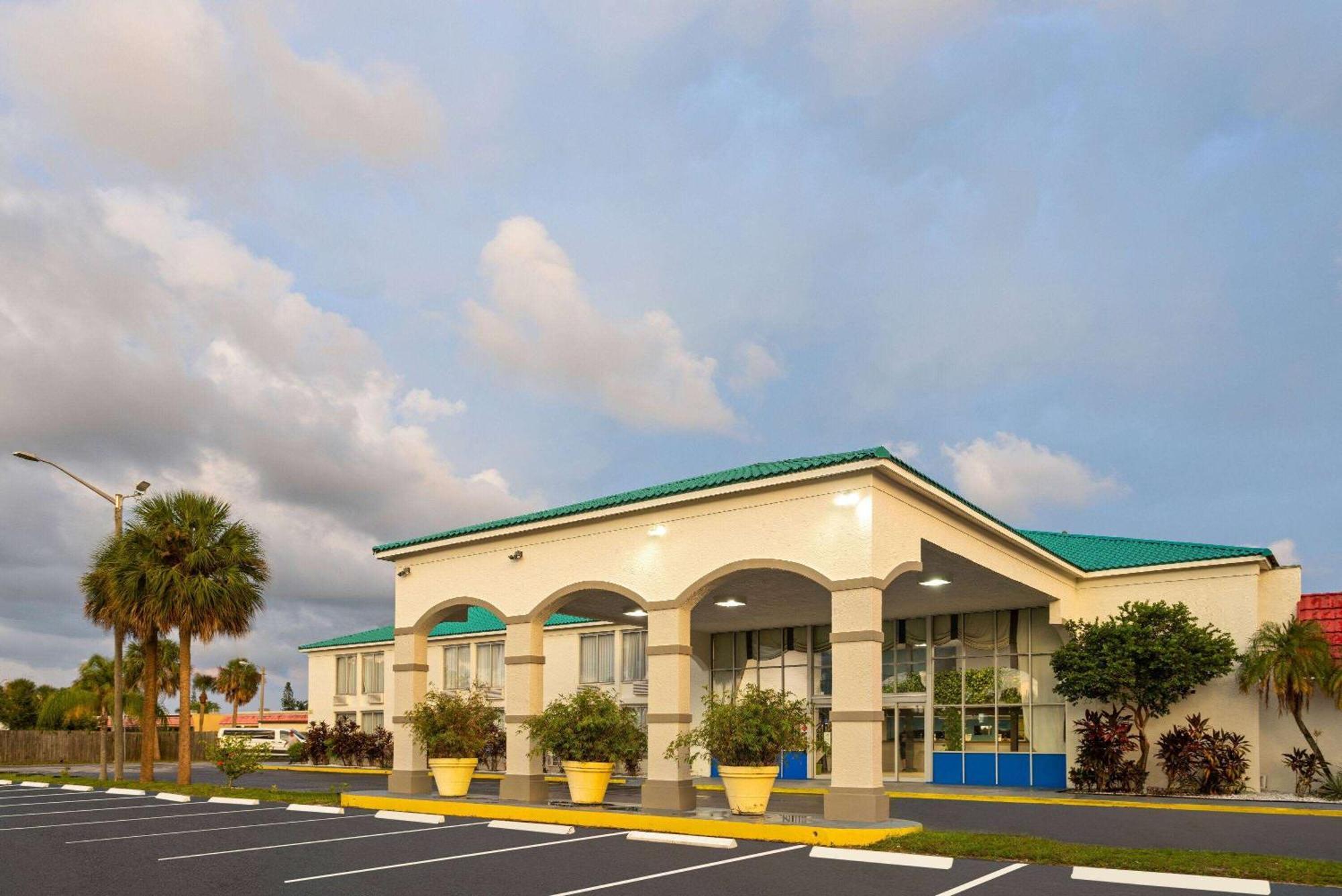 Days Inn by Wyndham Fort Pierce Midtown Exterior foto