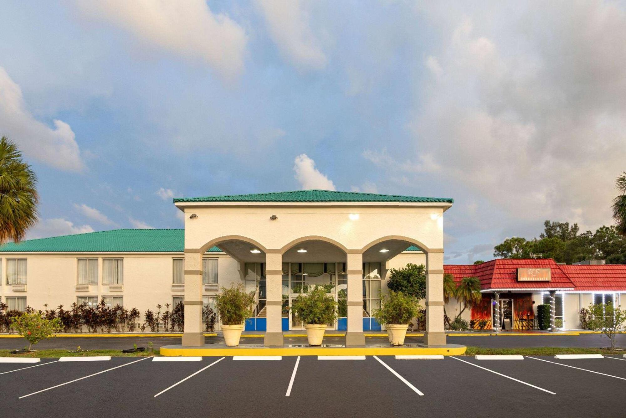 Days Inn & Suites By Wyndham Fort Pierce Midtown Exterior foto