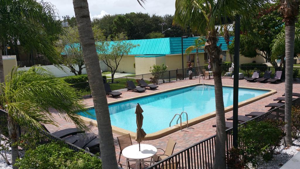 Days Inn & Suites By Wyndham Fort Pierce Midtown Exterior foto