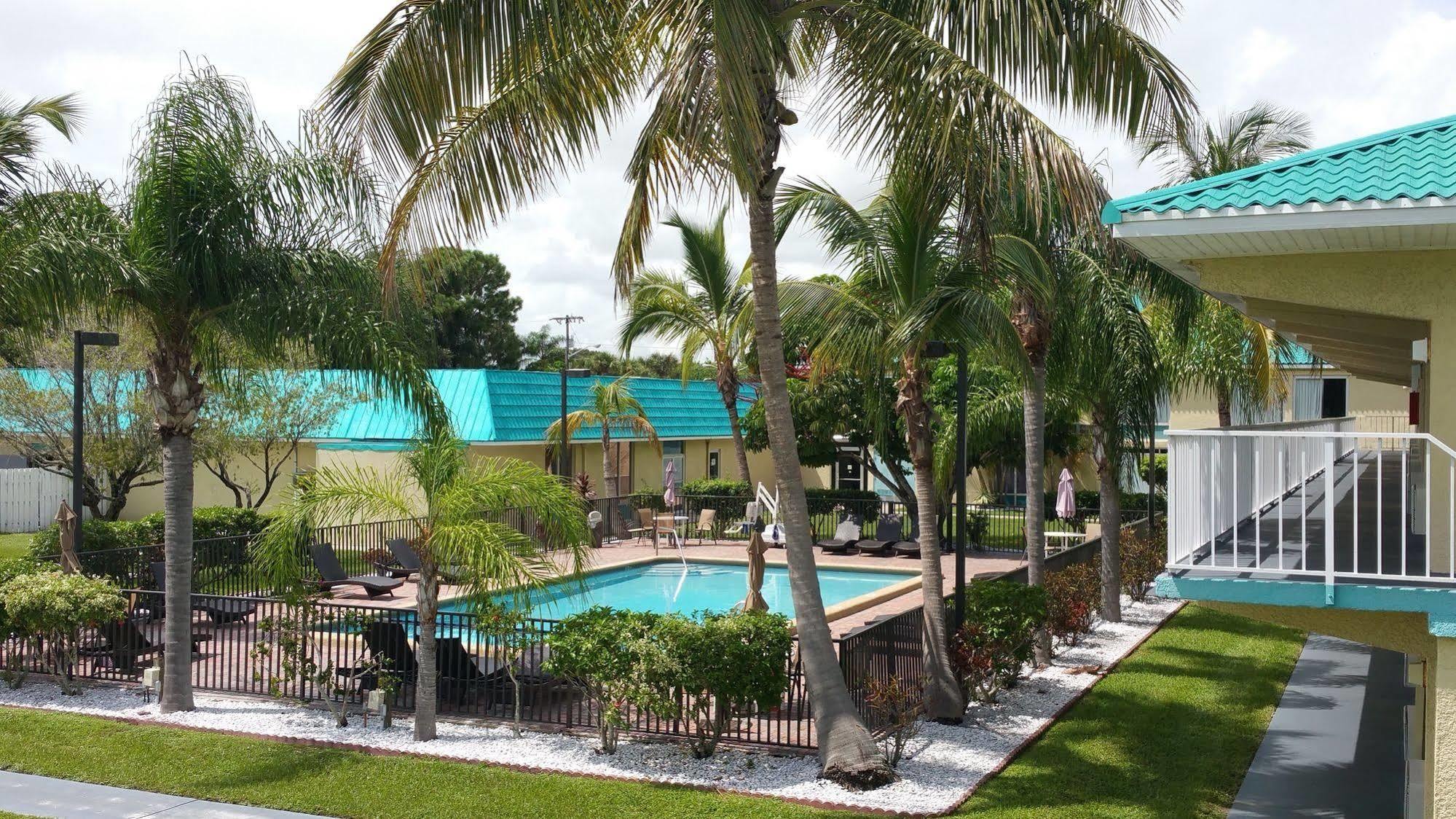 Days Inn & Suites By Wyndham Fort Pierce Midtown Exterior foto
